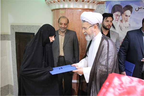 تجلیل از خانواده شهدای محله مرزداران