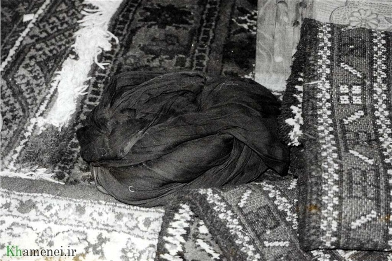 6 تیرماه 1360. عمامه فروافتاده آیت‌الله سیدعلی خامنه‌ای بر فرش مسجد ابوذر، پس از حادثه ترور ایشان