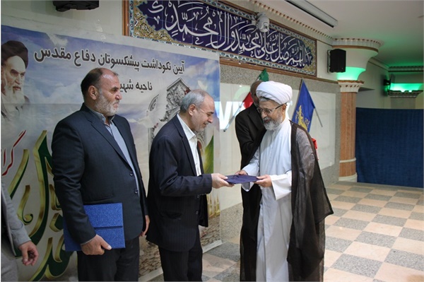 تجلیل از خانواده شهدای محله مرزداران