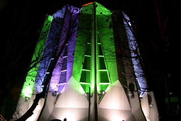 بنای منحصر به‌فرد مسجد الجواد(ع) تهران با رنگ تصفیه کننده هوا(ناکسوت) رنگ آمیزی شده است