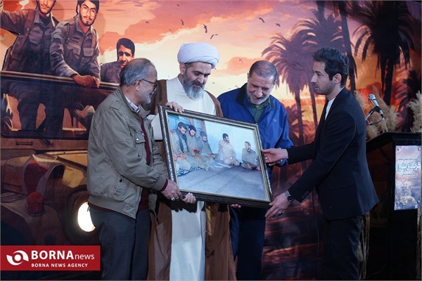 به رسم مسجد، هرساله عکسی خاطره انگیز به سخنرانان مراسم یادواره شهدای کربلای 5 اهدا می شود