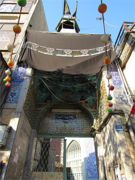 سردرب و بیت مشهور کاشیکاری شده بر آن