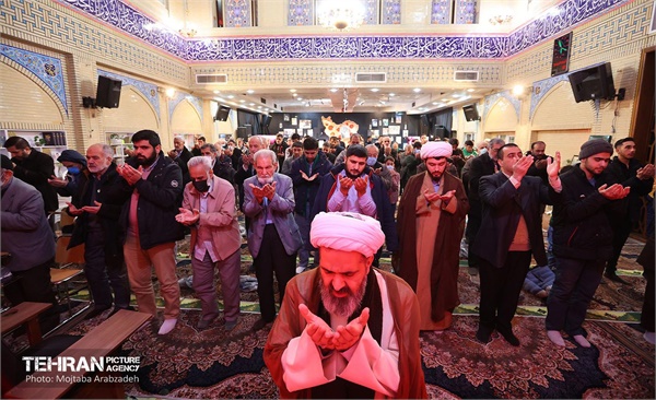 نماز جماعت در مراسم گرامیداشت شهدای کربلای 5