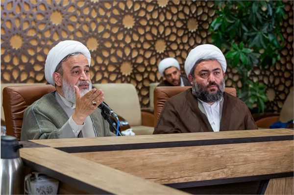 حجت الاسلام حمیدرضا دانایی امام جماعت کنونی مسجد در کنار علیرضا پناهیان (1403)