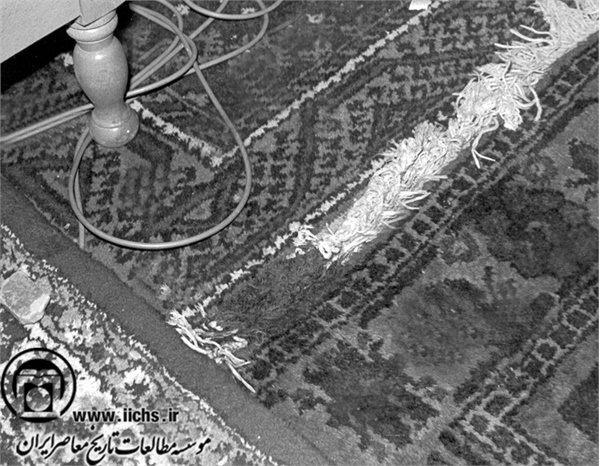 6 تیرماه 1360. خون فروریخته آیت‌الله سیدعلی خامنه‌ای بر فرش مسجد ابوذر، پس از حادثه ترور ایشان