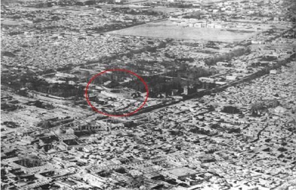 موقعیت مسجد شاه در تهران دوره قاجار در جنوب‌شرقی تصویر (جنوب کاخ گلستان) دیده می‌شود