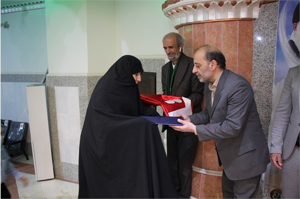 تجلیل از خانواده شهدای محله مرزداران