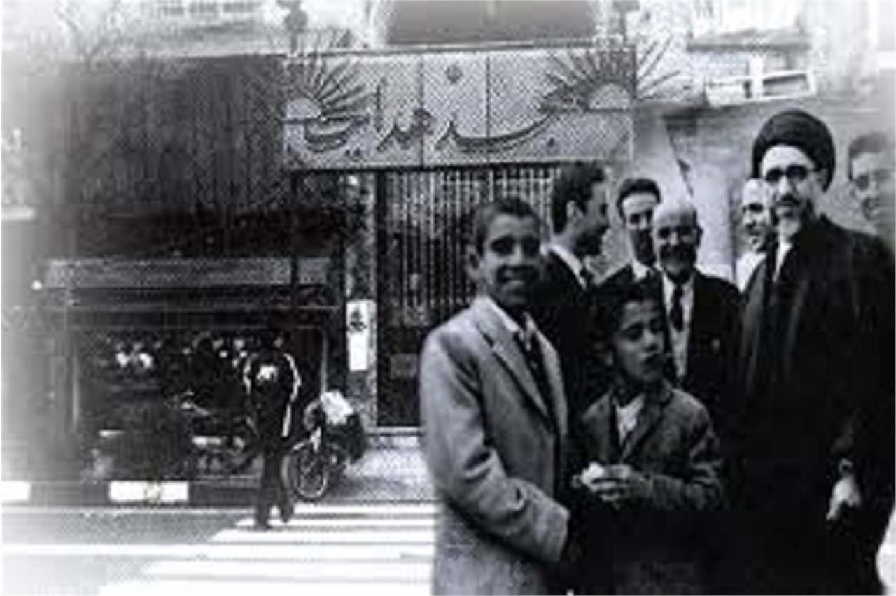 نوجوانان محله استانبول در کنار مرحوم طالقانی