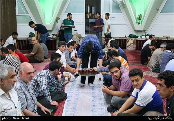 افطاری ساده در قلب تهران