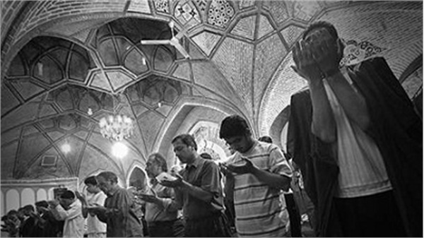 عکسی قدیمی از صف نماز مسجد لرزاده