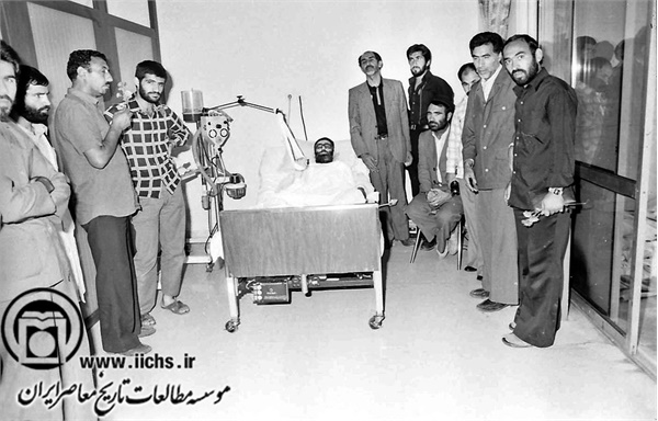 تیرماه 1360. آیت‌الله سیدعلی خامنه‌ای در روزهای نخست انتقال به بیمارستان قلب تهران