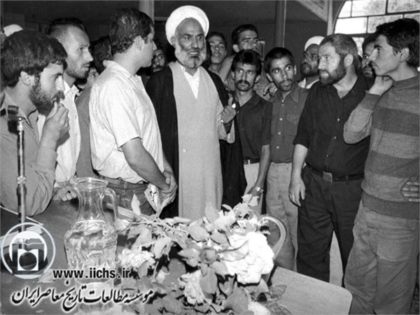 6 تیرماه 1360. حجت‌الاسلام والمسلمین رضا مطلبی، امام جماعت مسجد ابوذر تهران، هنگام گفت‌وگو با خبرنگاران، درباره ترور آیت‌الله سیدعلی خامنه‌ای