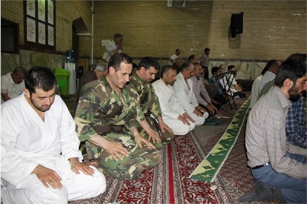 رزم‌انتظاران در صف مسجد نماز هدایت