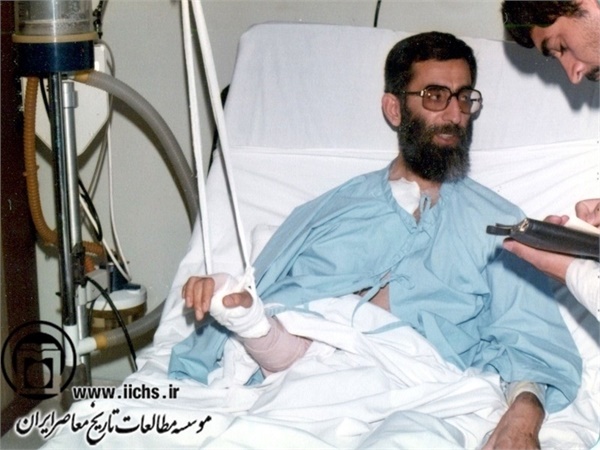 تیرماه 1360. آیت‌الله سیدعلی خامنه‌ای در روزهای نخست انتقال به بیمارستان قلب تهران