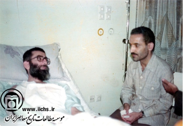 مردادماه 1360. عیادت شهید محمدعلی رجایی از آیت‌الله سیدعلی خامنه‌ای، در روزهای بستری بودن ایشان در بیمارستان قلب تهران