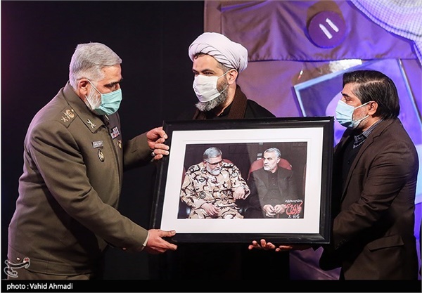 به رسم مسجد، هرساله عکسی خاطره انگیز به سخنرانان مراسم یادواره شهدای کربلای 5 اهدا می شود