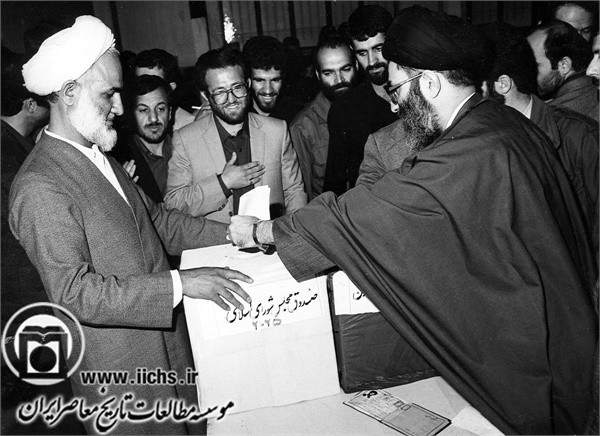 22 فروردین 1363. حضور آیت‌الله سیدعلی خامنه‌ای در مسجد ابوذر تهران، برای شرکت در انتخابات دومین دوره مجلس شورای اسلامی