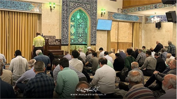 حضور نوجوانان در مسجد جامع نیاوران پای درس حجت الاسلام خیری