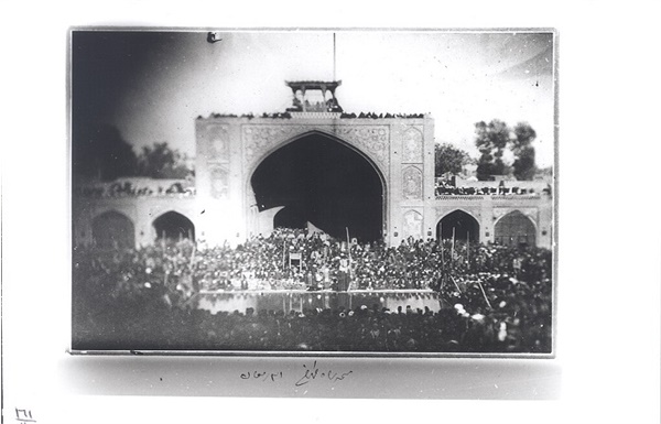 عکسی قدیمی از مسجد امام خمینی رضوان‌الله‌علیه در عهد قاجار(مسجدشاه)