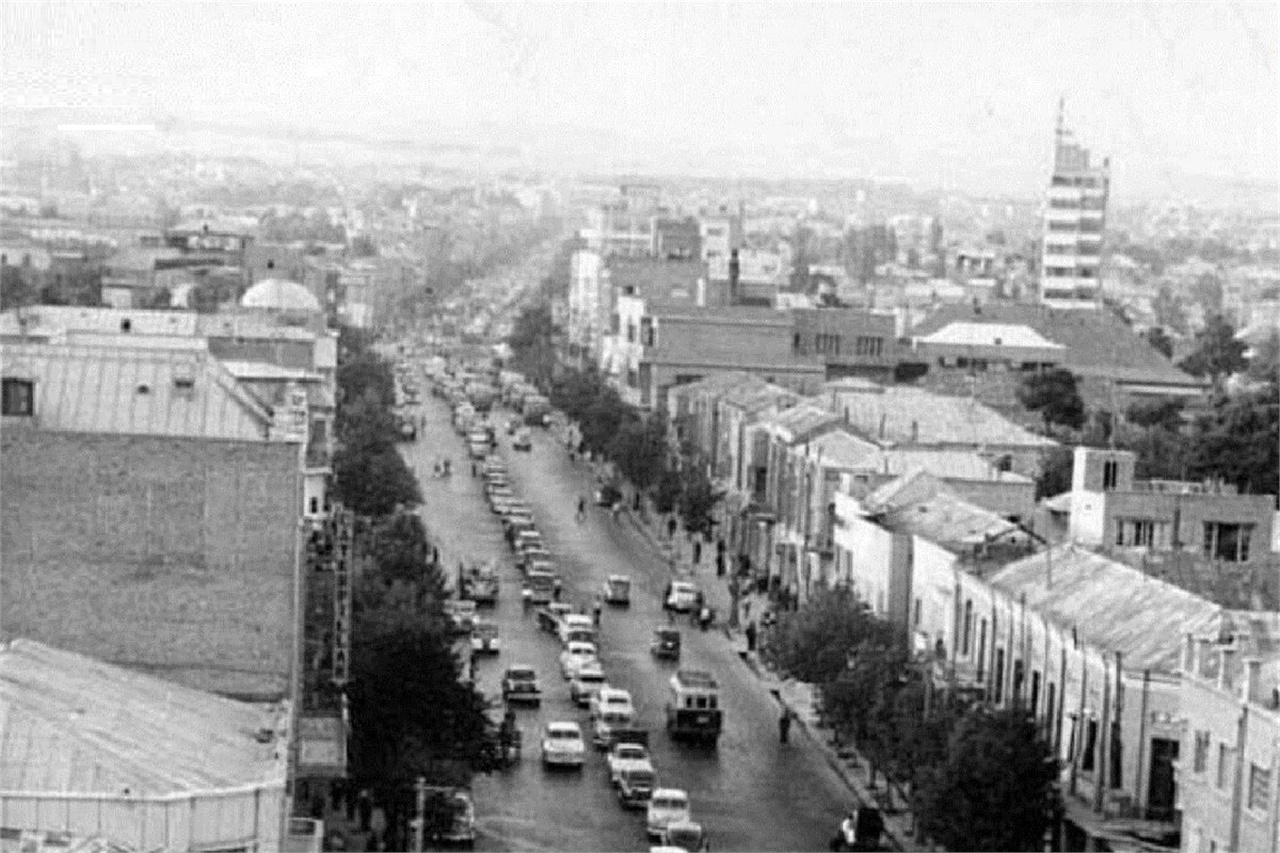 نمایی از خیابان سعدی و قرارگیری مسجد قائم (عجل الله تعالی فرجه الشریف)